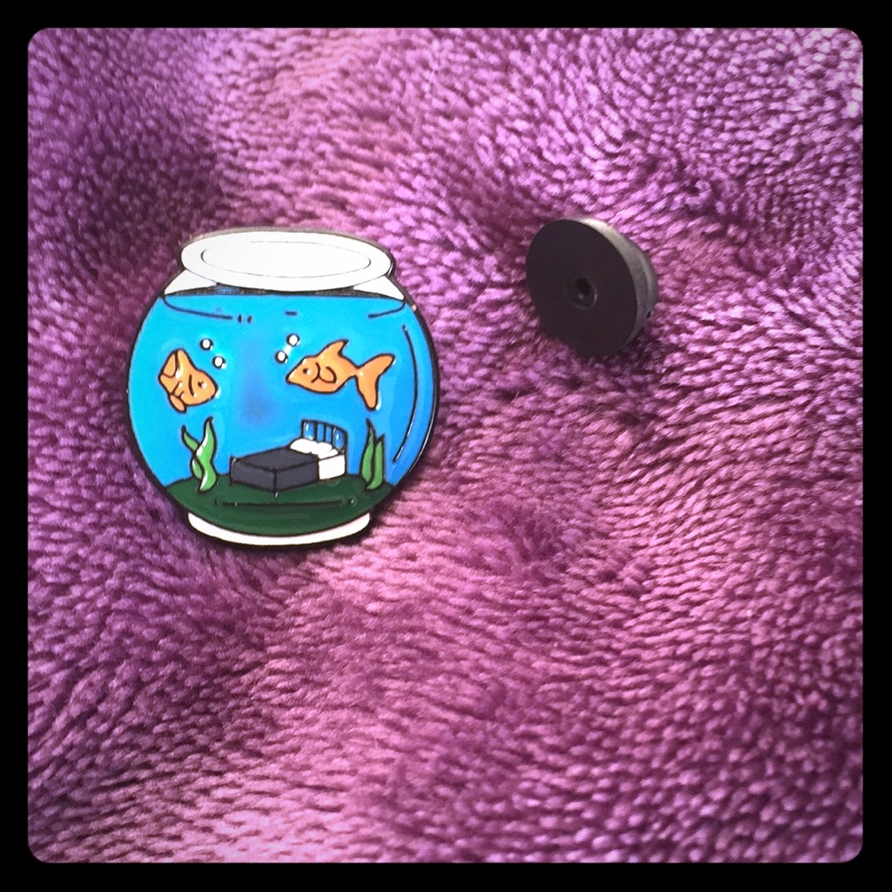 Living In A Fishbowl Pin - Mr. Robot - Picture 1 of 3